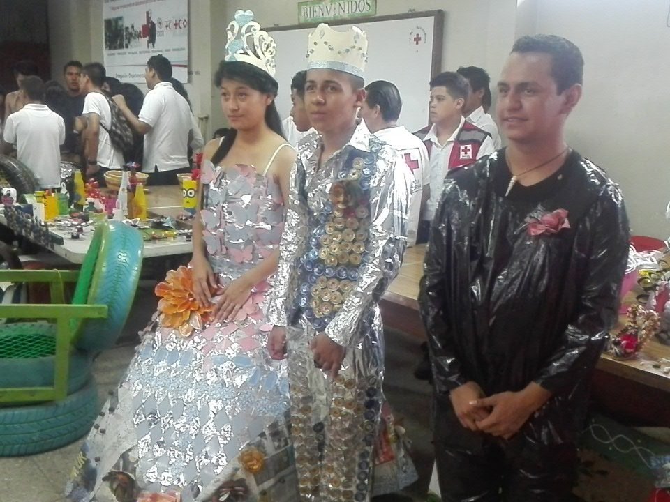 Las reinas y los reyes de las seccionales vistieron trajes reciclados. 