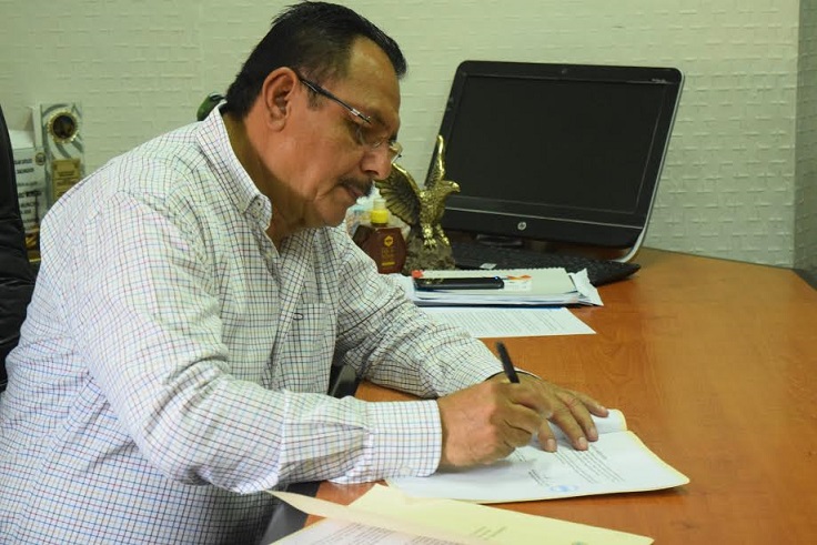 Mario Moreira, alcalde de Santa Ana, firma convenio de cooperación
