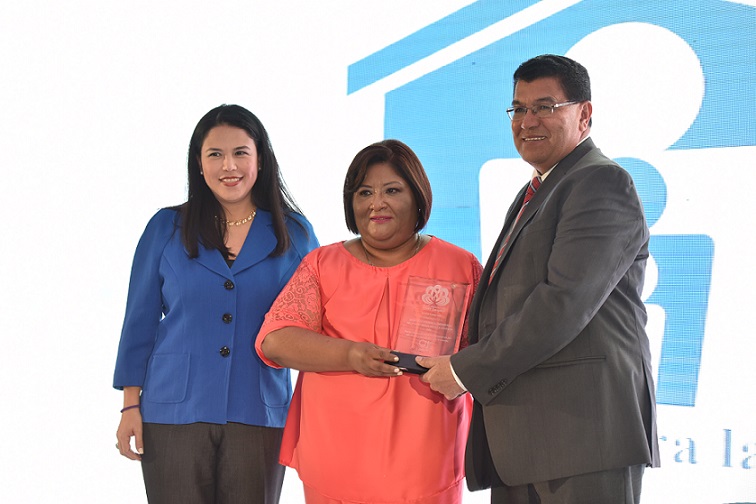 La presidenta de BANDESAL, Mélida Mancía, recibe uno de los reconocimientos entregados a esa institución | El Metropolitano Digital
