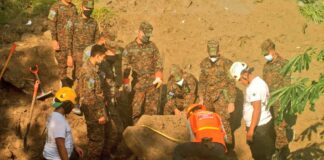 Encuentran cadáver de hombre que quedó soterrado por alud de tierra en Soyapango