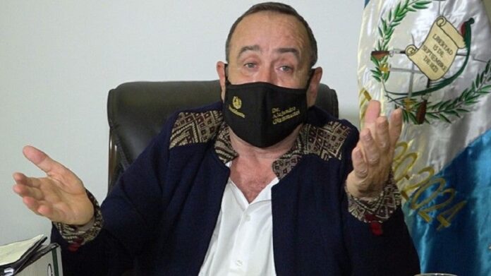 Imagen de archivo. El presidente de Guatemala, Alejandro Giammattei, informa que ha dado positivo a coronavirus en un mensaje desde la capital de la nación centroamericana.