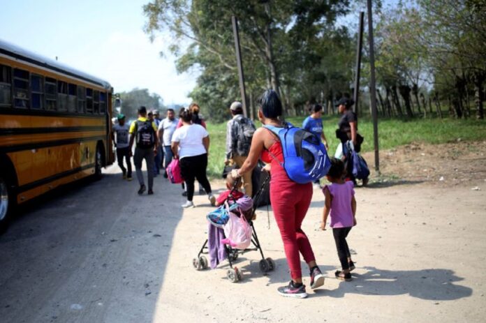 Inmigrantes hondureños no desisten en dejar su país aunque los deporte México