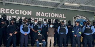 VIDEO | Esposado de pies y manos, así trasladan al expresidente Juan Orlando Hernández en Honduras
