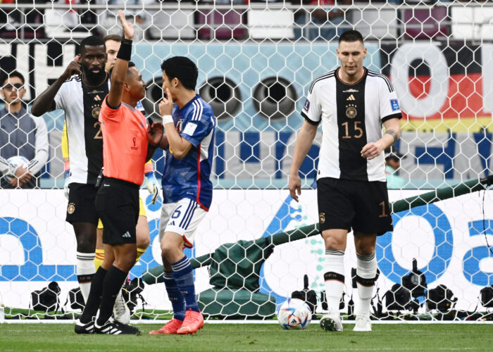 Japan's midfielder #06 Wataru Endo argues with Salvadorean referee Ivan Barton during the Qatar 2022 World Cup Group E football match between Germany and Japan at the Khalifa International Stadium in Doha on November 23, 2022. (Photo by Jewel SAMAD / AFP)