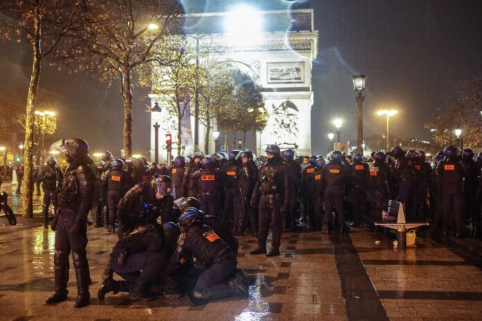 FRANCE-FBL-WC-2022-ARG-FRA-FANS-SECURITY