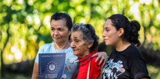 Entregan escrituras de propiedad a familias de la comunidad 13 de febrero