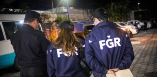 Capturan a policías acusados presuntamente de “coyotes”