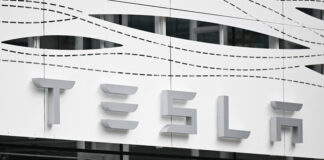 Tesla registra caída de 55% de su ganancia neta en 1T