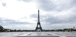 Hombre detenido por colocar ataúdes bajo la torre Eiffel vinculado a otro incidente