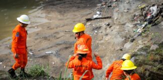 Buscan a una persona que fue arrastrada por el río Acelhuate