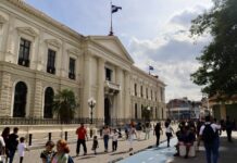 Realizan operativo para retirar mercadería colocada en aceras y calles del Centro Histórico