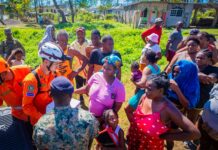 Contingente salvadoreño entrega paquetes alimentarios en Grange Hill, Jamaica