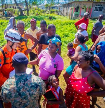 Contingente salvadoreño entrega paquetes alimentarios en Grange Hill, Jamaica