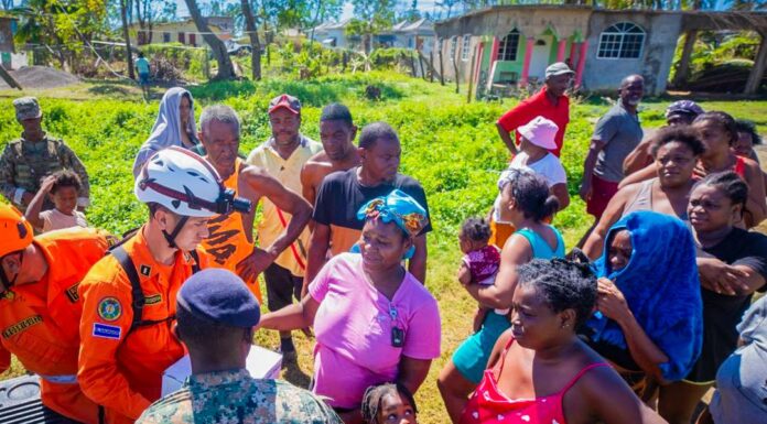 Contingente salvadoreño entrega paquetes alimentarios en Grange Hill, Jamaica