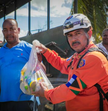 Contingente salvadoreño entrega ayuda humanitaria a las familias afectadas por el huracán Melissa en Jamaica