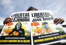 Un tribunal de El Salvador libera a joven abogado y líder comunitario detenidos desde mayo