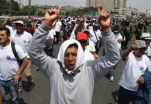 Pescadores de Perú afectados por derrame petrolero exigen a Repsol mayores indemnizaciones