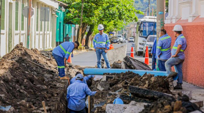 Desarrollan trabajos de sustitución de un colector de aguas residuales en la calle San Juan Bosco