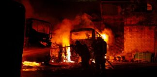Incendio consume nueve buses en predio de transporte en Soyapango