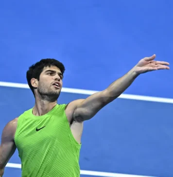 Alcaraz, remontada por derribo y hacia semifinales