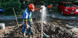 Reparan fugas de agua potable en Santa Tecla, en La Libertad Sur