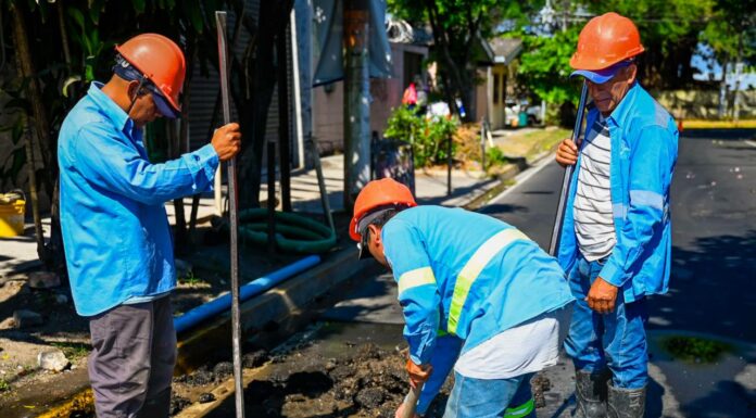 ANDA realiza trabajos para reparar fuga de agua potable en Ilopango