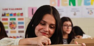 Estudiantes de nuevo ingreso en instituto de Chalatenango reciben paquetes escolares