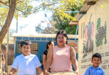 Estudiantes de nuevo ingreso reciben paquetes escolares en Izalco