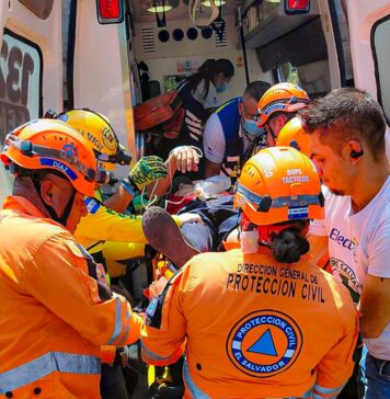 Rescatan a persona atrapada tras accidente en Nejapa