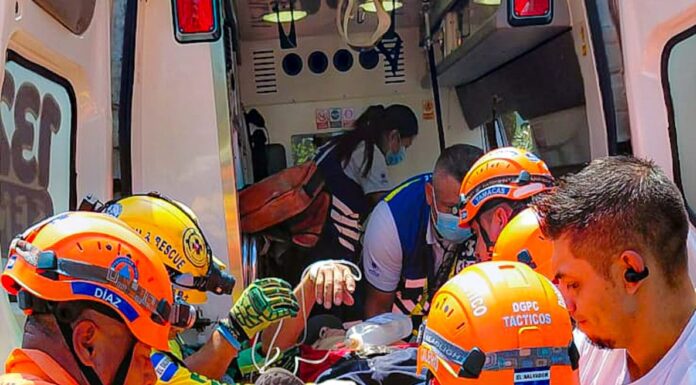 Rescatan a persona atrapada tras accidente en Nejapa