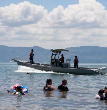 Recuperan cuerpo de persona arrastrada por una ola en Acajutla