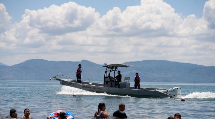 Recuperan cuerpo de persona arrastrada por una ola en Acajutla