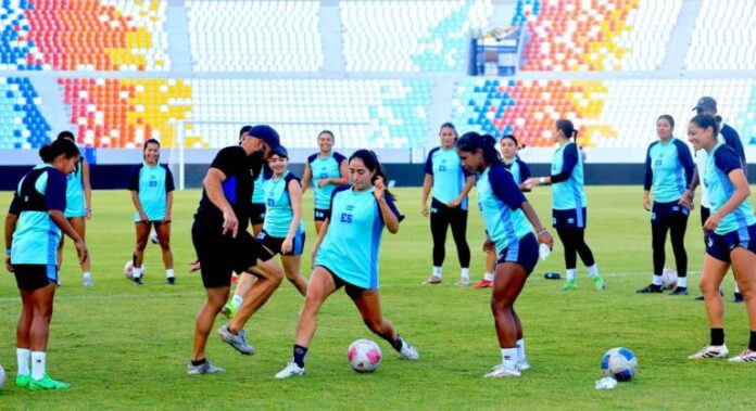 Erick-Acuna-DT-Entreno-Seleccion-ESA-Femenina-09042026_01-768x418