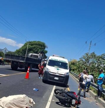 Mujer muere tras ser embestida por motociclista en el Periférico Claudia Lars