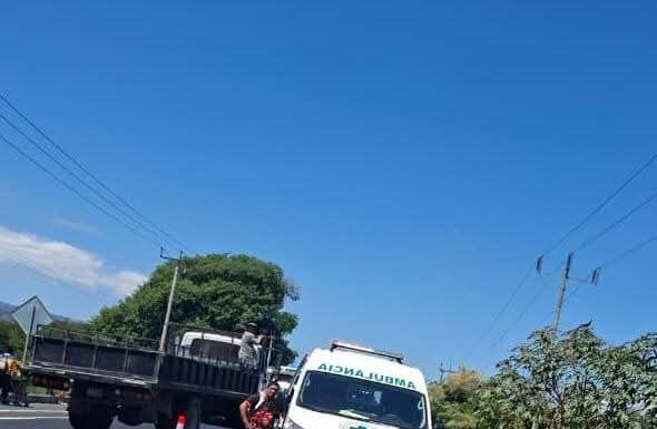 Mujer muere tras ser embestida por motociclista en el Periférico Claudia Lars