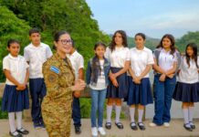 Cientos de estudiantes reciben paquetes escolares en el Puente de La Integración
