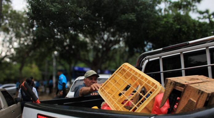 CAM retira obstáculos en residencial Santísima Trinidad para garantizar libre tránsito