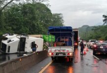 Camión cargado con plátanos vuelca en carretera hacia Sonsonate
