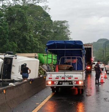 Camión cargado con plátanos vuelca en carretera hacia Sonsonate