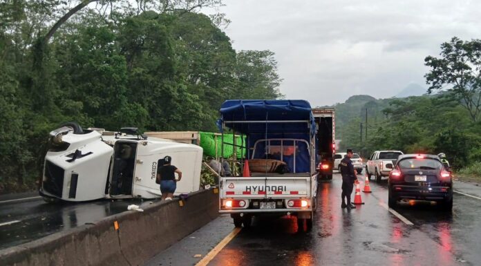 Camión cargado con plátanos vuelca en carretera hacia Sonsonate