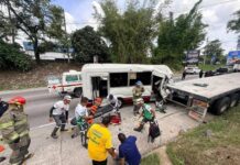 Fatal accidente entre coaster y rastra deja una mujer fallecida y ocho lesionados en Santa Tecla