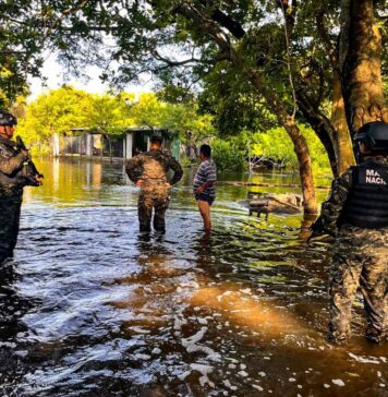 Oleaje provoca inundaciones en viviendas de La Libertad y obliga a evacuar familias
