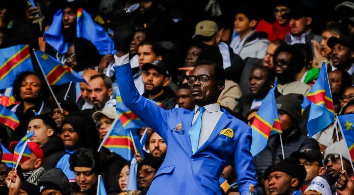 Quién es el hincha de Congo que permanece inmóvil durante los partidos y que estará hoy por primera vez en el Mundial