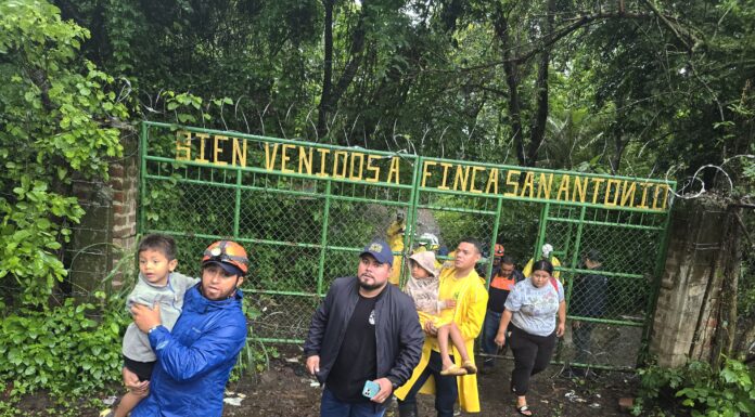 Evacúan a familia en San Juan Opico ante riesgo por crecida del río El Trapiche