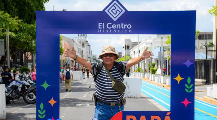 Familias celebran el Día del Padre con recuerdos fotográficos en el Centro Histórico de San Salvador
