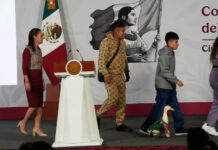 El pato Merlín, la “mascota” viral del Mundial que llegó a la conferencia de prensa de Claudia Sheinbaum