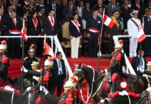 Fujimori preside tradicional desfile por la independencia de Perú ante miles de personas