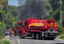 Bomberos controlan incendio en camión que transportaba cilindros de gas en La Paz