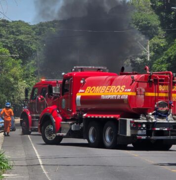 Bomberos controlan incendio en camión que transportaba cilindros de gas en La Paz
