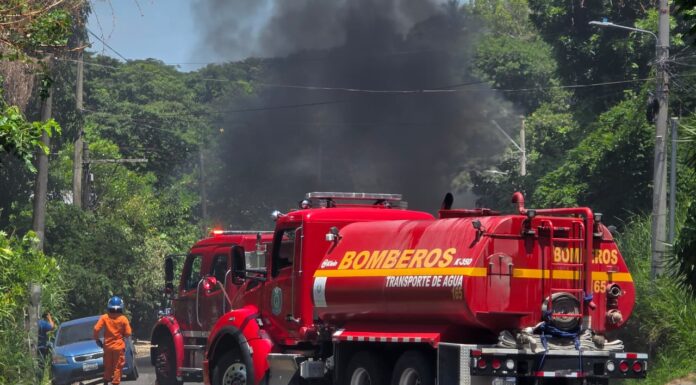 Bomberos controlan incendio en camión que transportaba cilindros de gas en La Paz